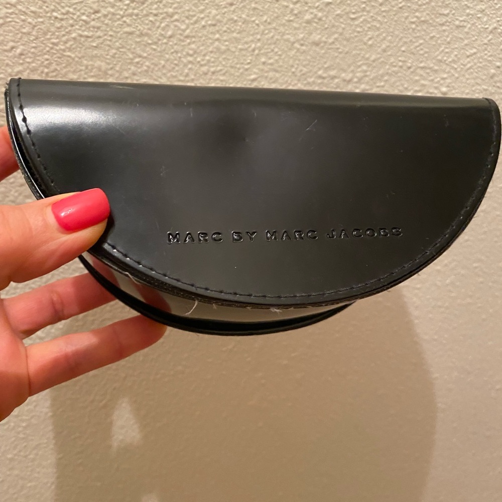 Lady’s sunglass in brand new condition with black cover case